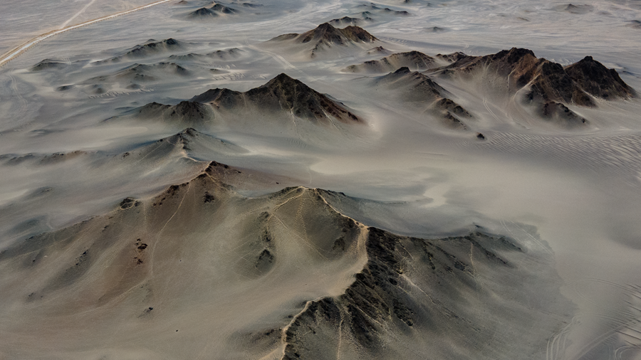 在黑獨(dú)山，感受荒漠中的“水墨丹青”
