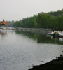 黃水河兩岸生機(jī)盎然，綠意蔥蘢，走在兩岸曲徑通幽的小路上，暗香來襲，沁人心脾，成為西寧市的一處天然氧吧。